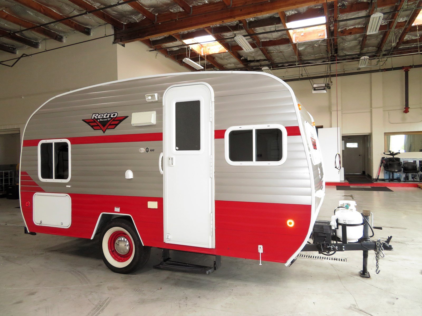 travel trailers under 2000 pounds with bathroom