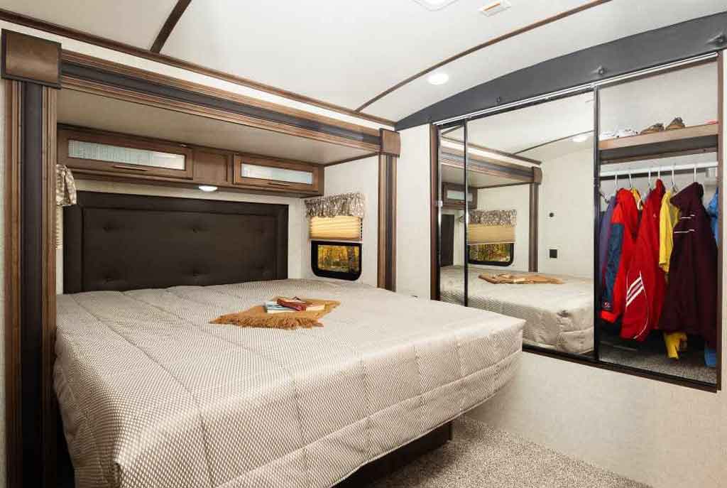 small travel trailer with king bed for sale
